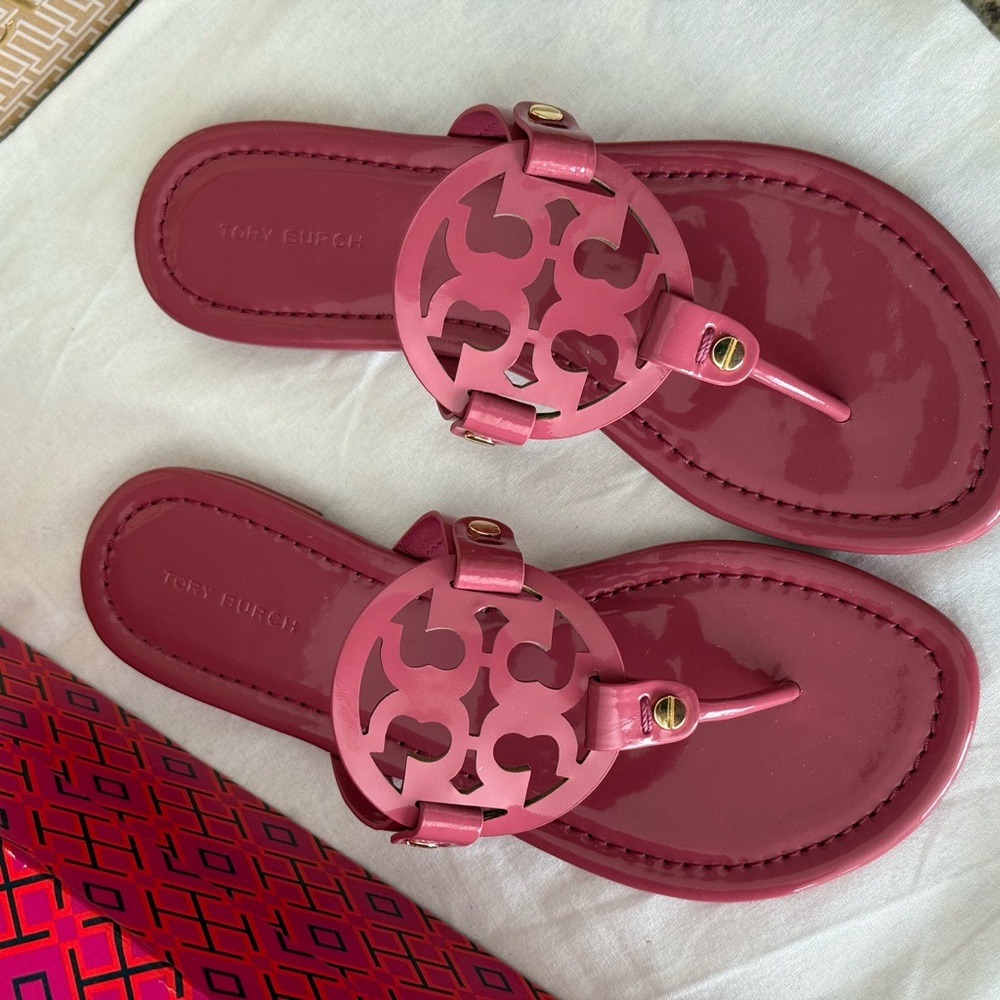 New Tory Burch miller patent leather sandals in washed berry color - Picture 6 of 8